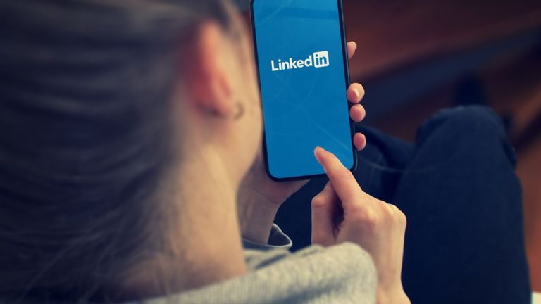 4 Mistakes Job Seekers Make With Their LinkedIn Headline