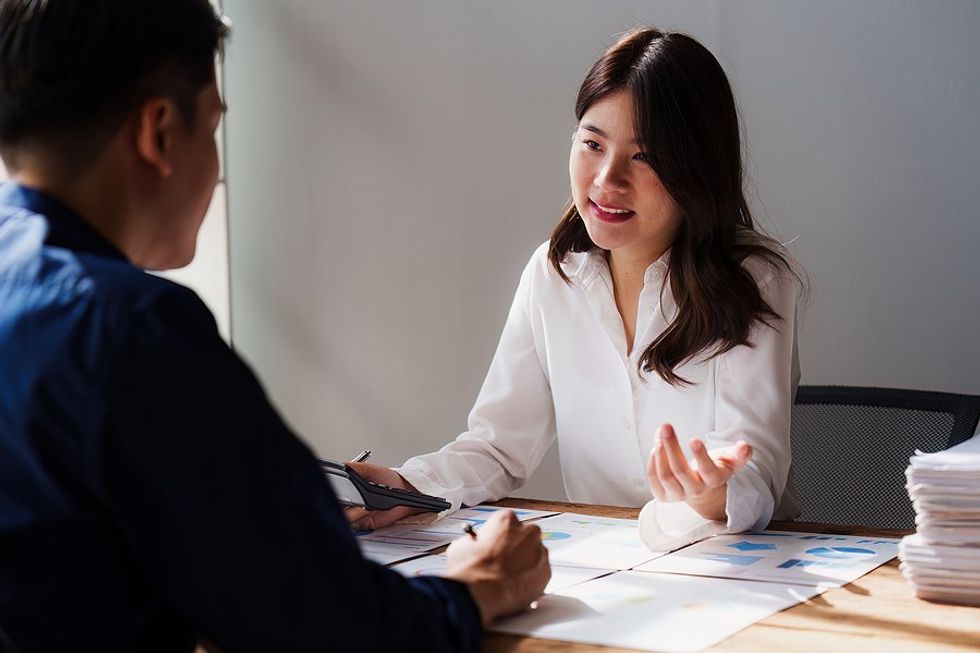 Manager talks to an underperforming employee during a meeting