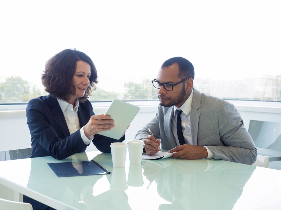 A career coach gives her client some advice during a meeting