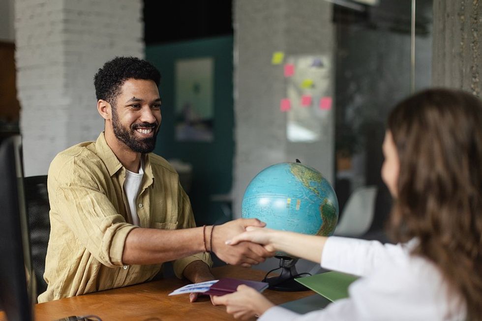 Man shakes hands with the hiring manager before a job interview