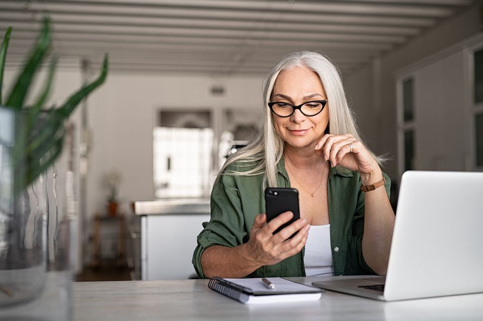 Businesswoman writes a personalized message to potential LinkedIn connection.